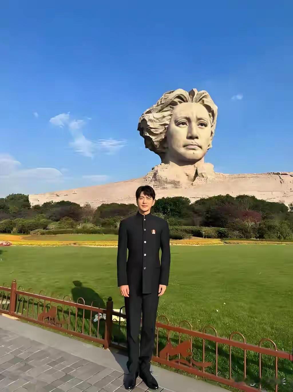 橘子洲头那尊毛泽东雕像前，王仁君往那一站，网友直接炸了：“这雕像怕不是照着他