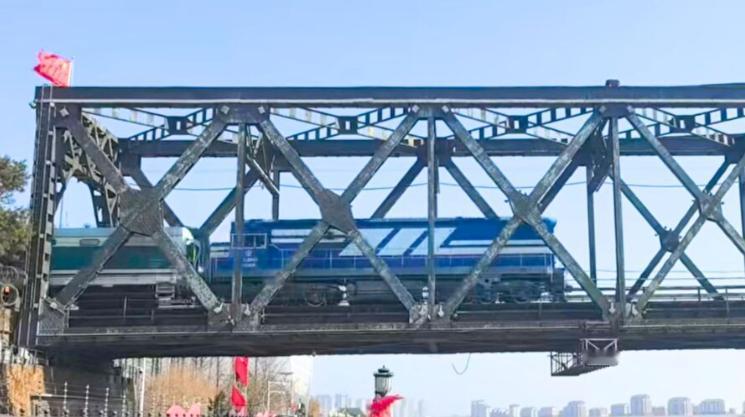 时隔6年，中国客运列车再次进入朝鲜12日，一列中国客运列车穿过鸭绿江上的中朝