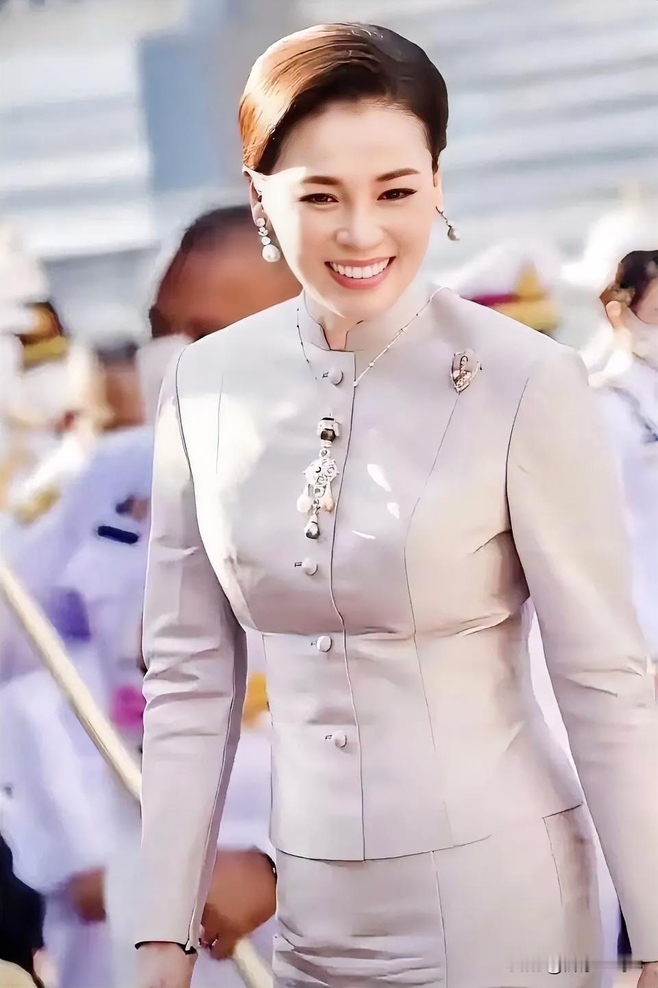 以前没有人知道苏提达，自从这次泰王携王后苏提达来中国访问，才让我们认识了苏提达，