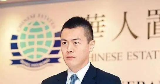 香港豪门最傻太子出现了，把24亿身家拱手让给后妈，全网骂他窝囊，可我却觉得这才是