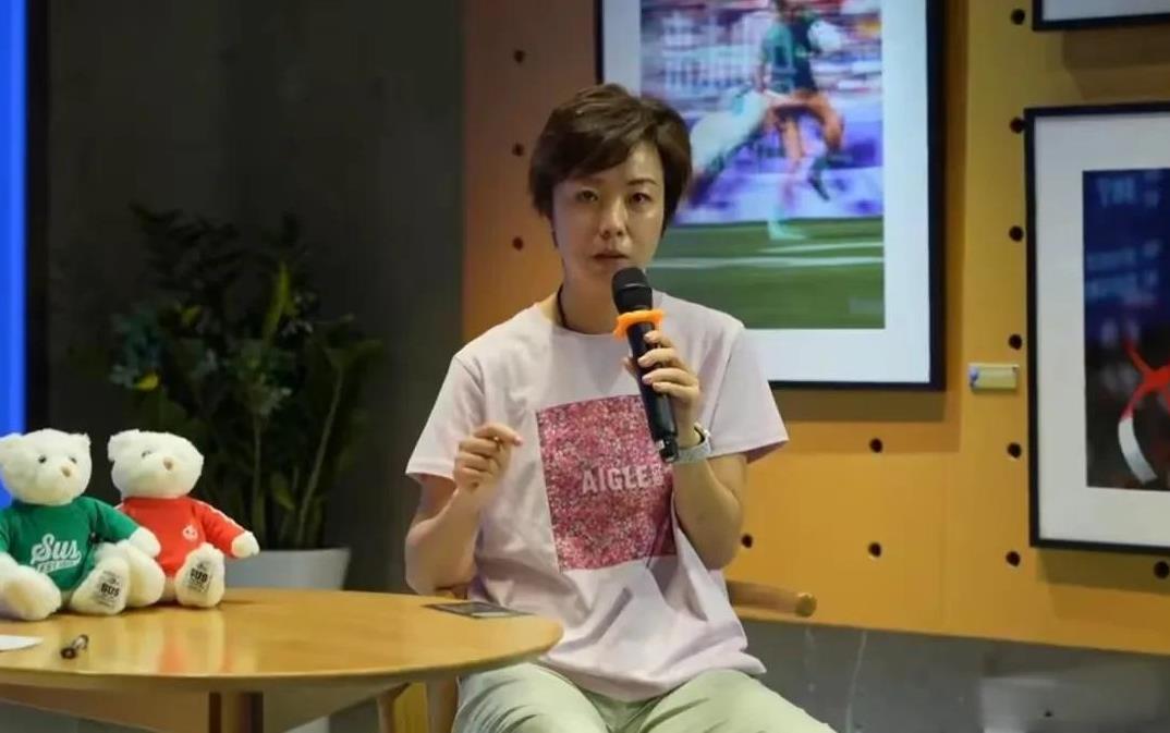 主持人问张怡宁:“你孩子打乒乓球这么厉害，是你教的吗？”张怡宁摇摇头:“不是我教
