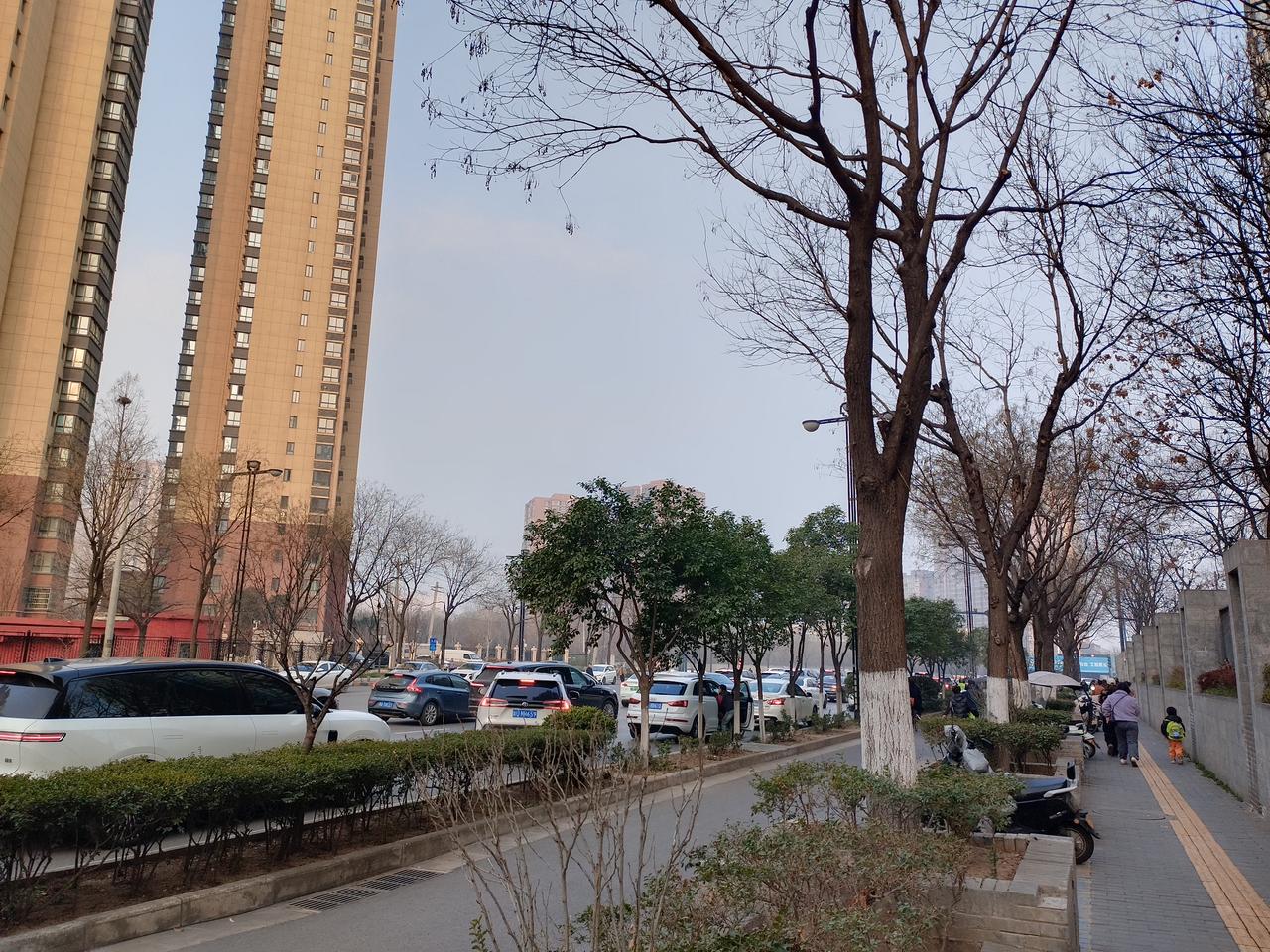 看看每天早高峰灞桥高速收费站路上堵的这车，一年四季，每天如此。等于每天要把这么大