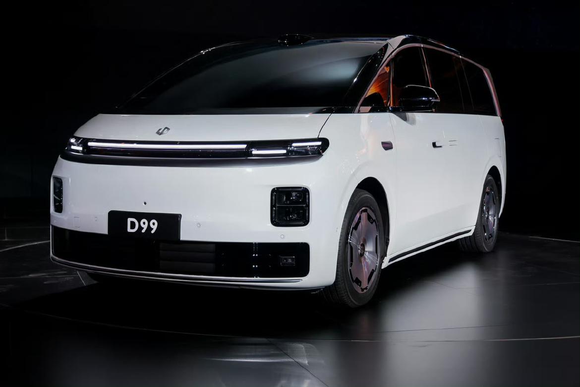 零跑首款旗舰MPVD99官宣亮相，卖点全是硬货，不玩虚的👇✅尺寸越级：车长