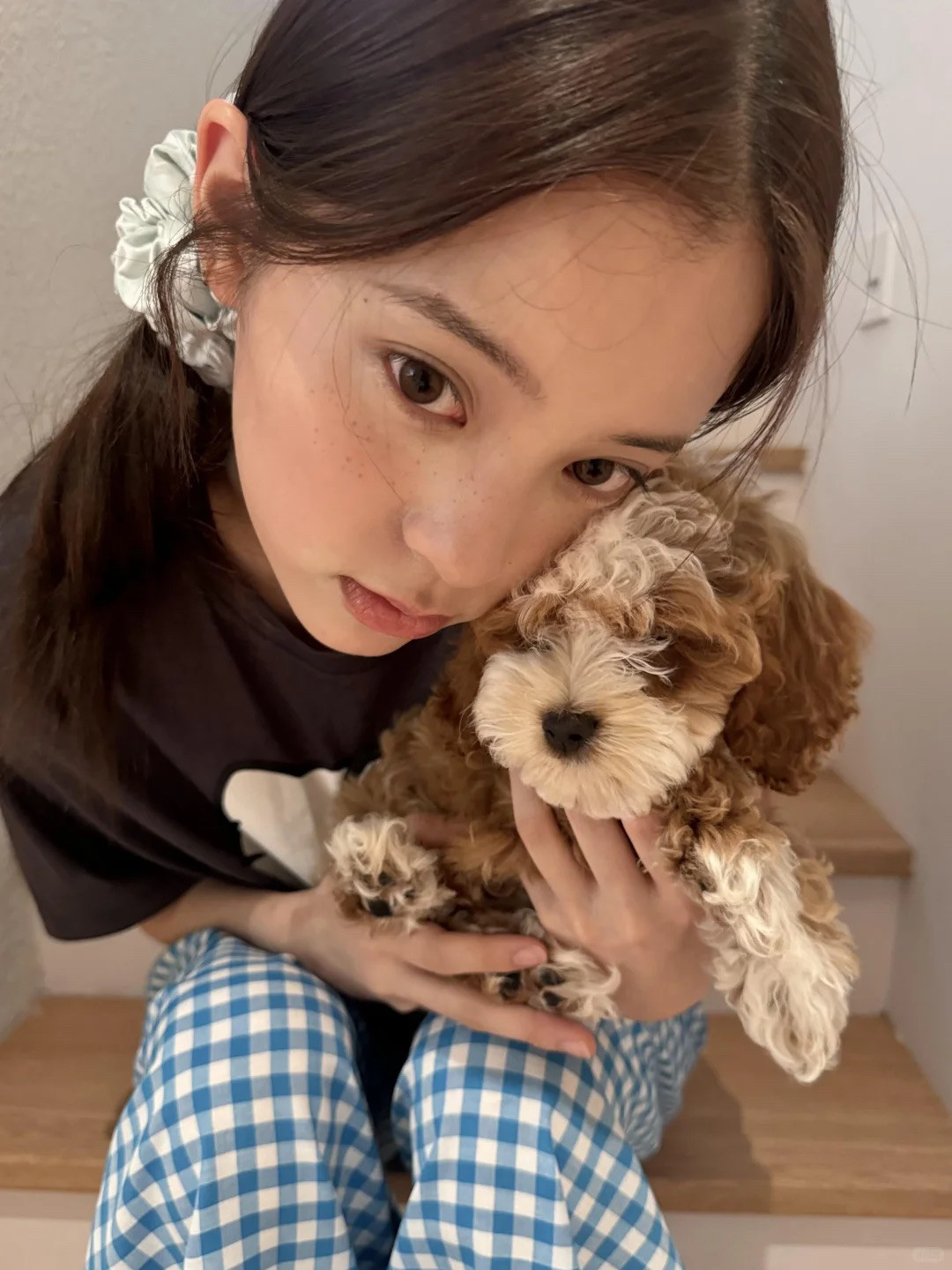 欧阳娜娜私服蛮好看，很有少女感！HelloKitty的宽松套头T恤，搭配一条蓝色格纹的阔腿裤，很慵懒