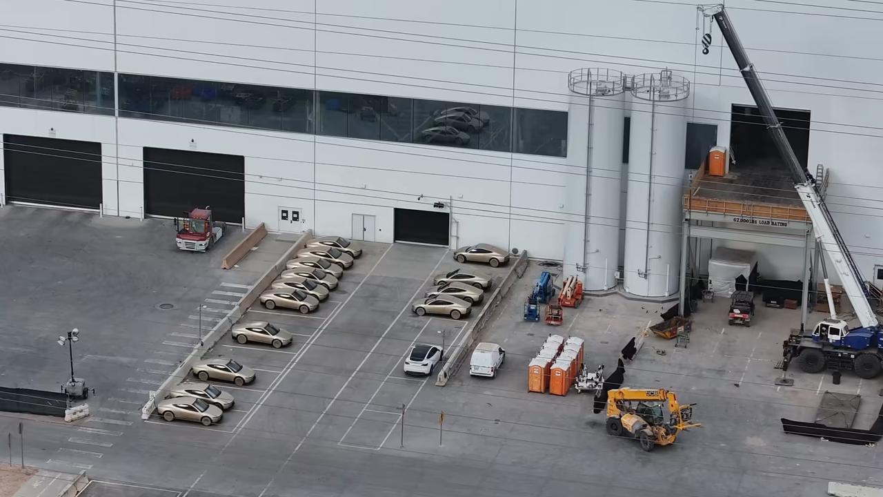 得州超级工厂上空，无人机拍到了震撼一幕！25辆金属金色的Cybercab整齐列