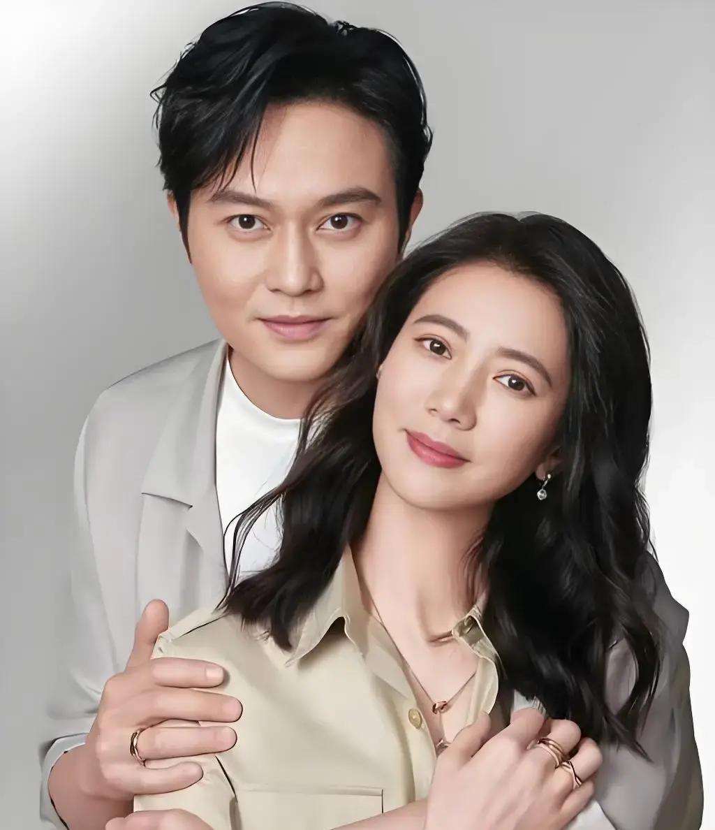 2月8日香港，袁咏仪突然发视频庆祝和张智霖结婚25年，直接把全网甜晕了！她晒