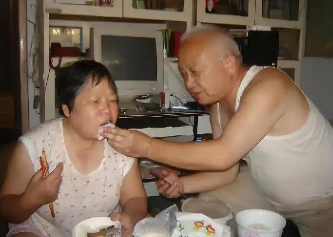 搞核弹的老专家魏世杰日子太苦了！老伴患上精神病，闺女也得了精神病，儿子脑子不太好