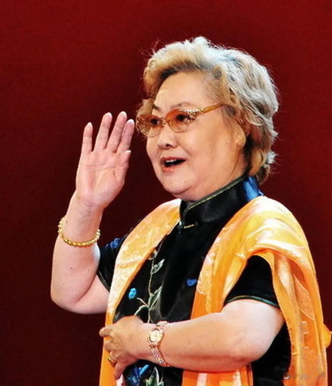 1986年，郭兰英和丈夫卖掉被北京的房子，在广东番禺的山村建了所小学。身边的人都