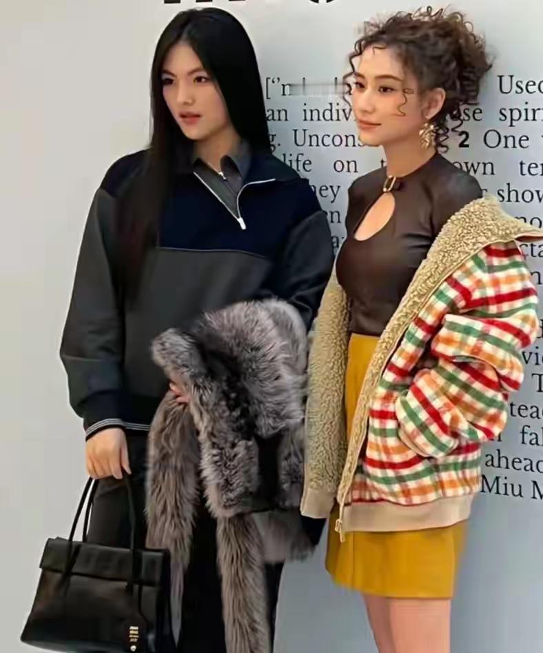 王诗龄何超莲同框参加活动，你们觉得谁的穿搭更胜一筹？有人说王诗龄这次参加活动