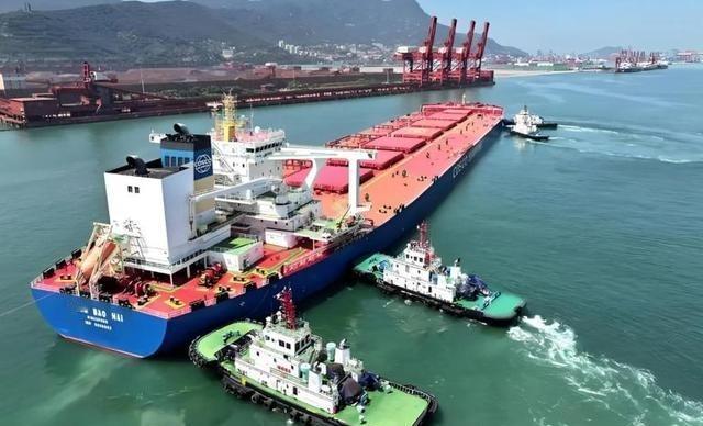 我就纳了闷了，中国对运送售台武器的船只进行拦截查扣，天会塌下来吗？美国一方面在公