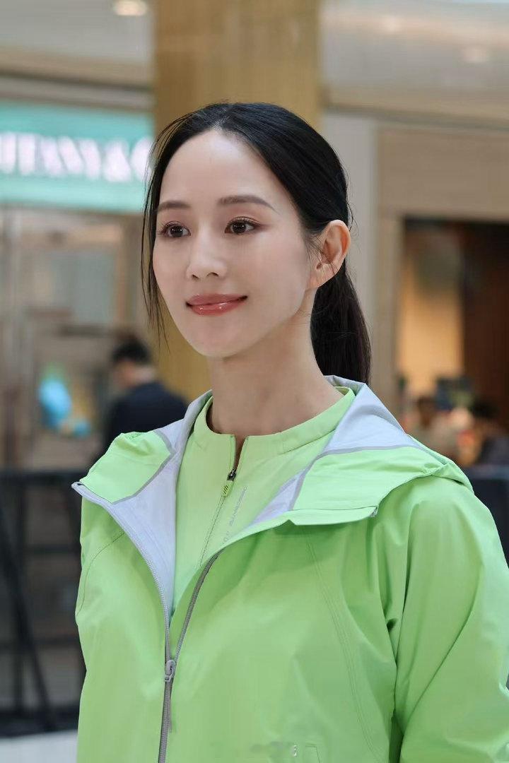 张钧甯高马尾清爽感张钧甯花期怎么这么长高马尾加运动背心，整个人的状态肉眼可见地