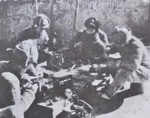1935年5月1日，云南寻甸县，几个滇军士兵在追击红军的路上拎回了一个掉队的红军