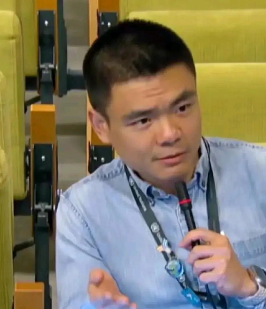 纪念广岛被炸，为什么不去追究当事人责任呢。记者问，广岛，长琦的原子弹是谁会丢的，