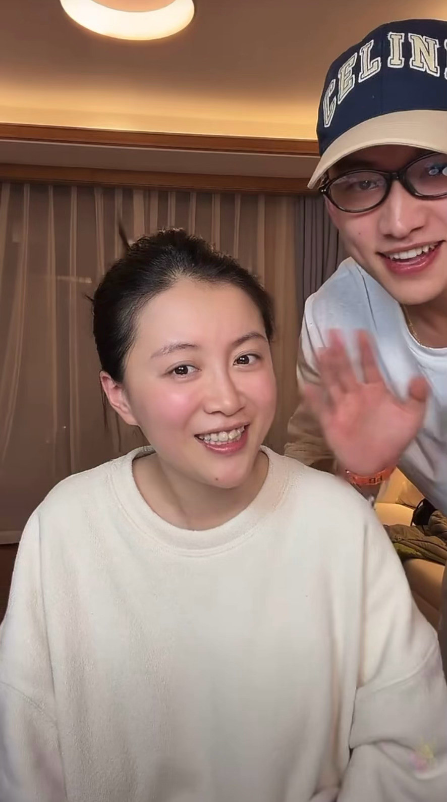 李嘉格和小男友谈成好了哈哈哈哈哈哈哈！今晚直播同框了，李嘉格让男友打招呼，弟弟害