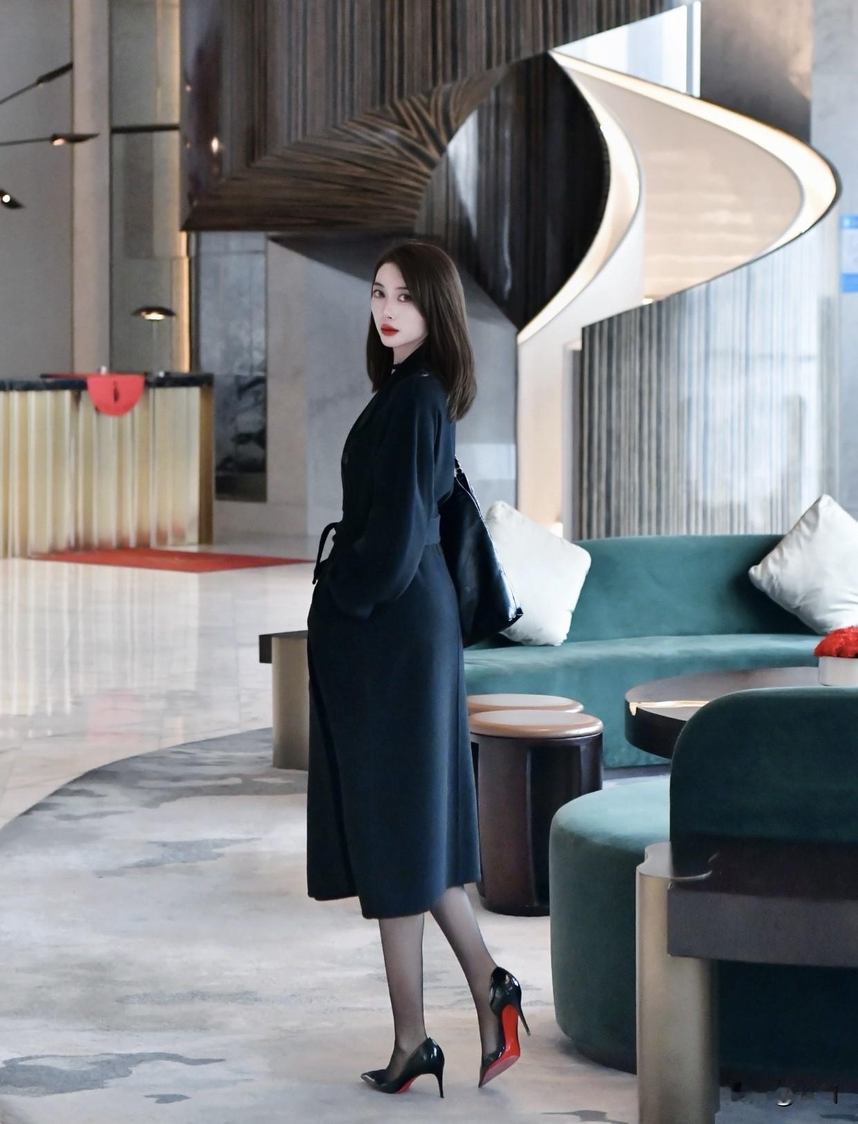 蓝色风衣配紫色单品，高级温柔感直接拉满。孔雀蓝风衣搭飘逸紫色连衣裙，优雅女人味溢