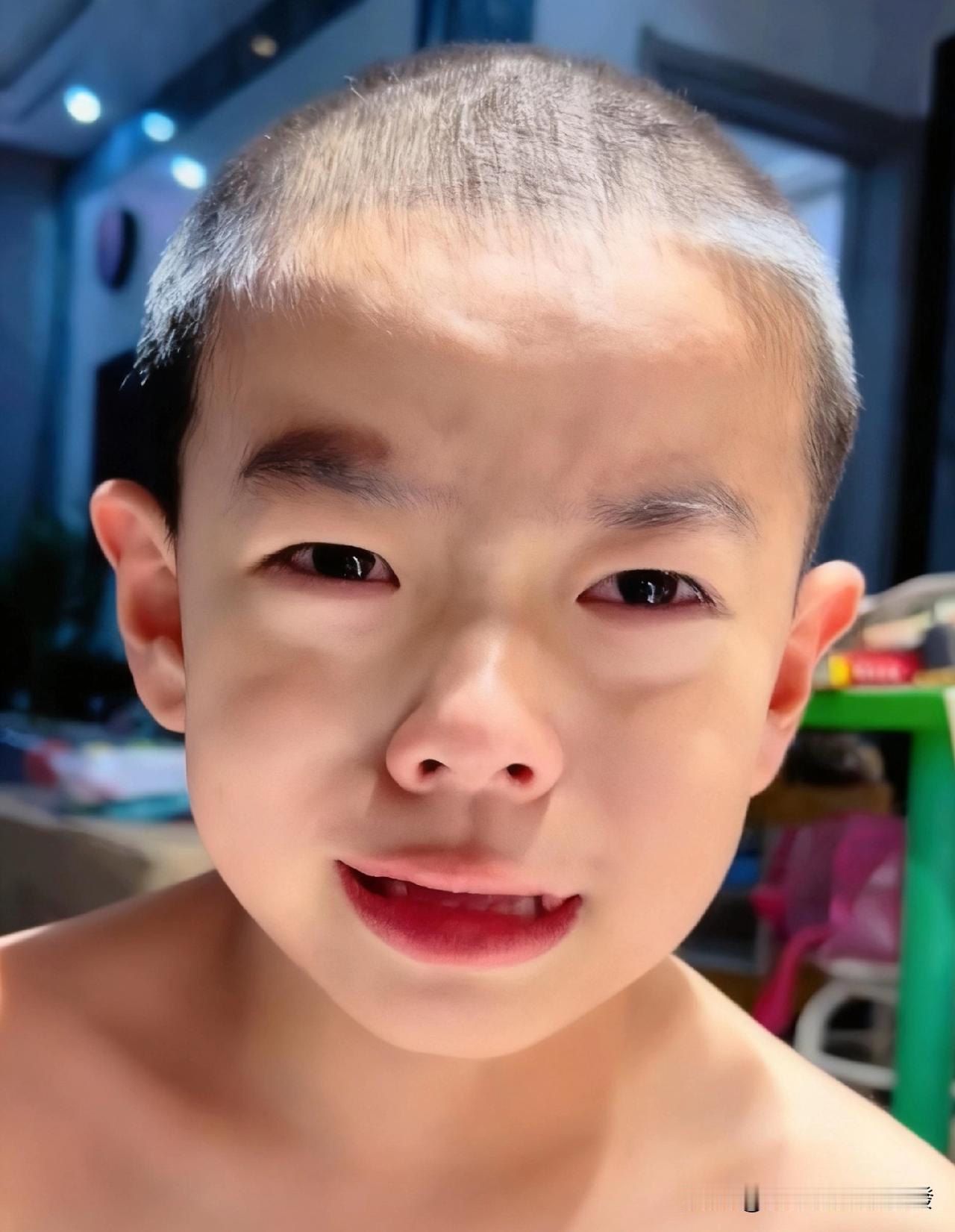 女子一觉醒来，一睁眼突然发现儿子泪汪汪地坐在床边，接着儿子哭着问她：从中午一直睡