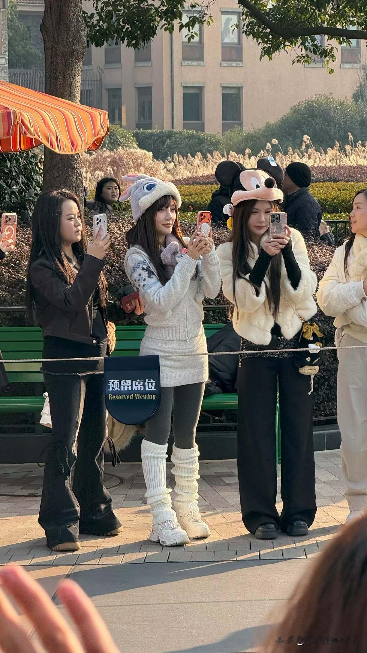 12月25日，李小璐与好朋友冉莹颖现身上海迪士尼被网友偶遇。她一身冬装穿搭，头上
