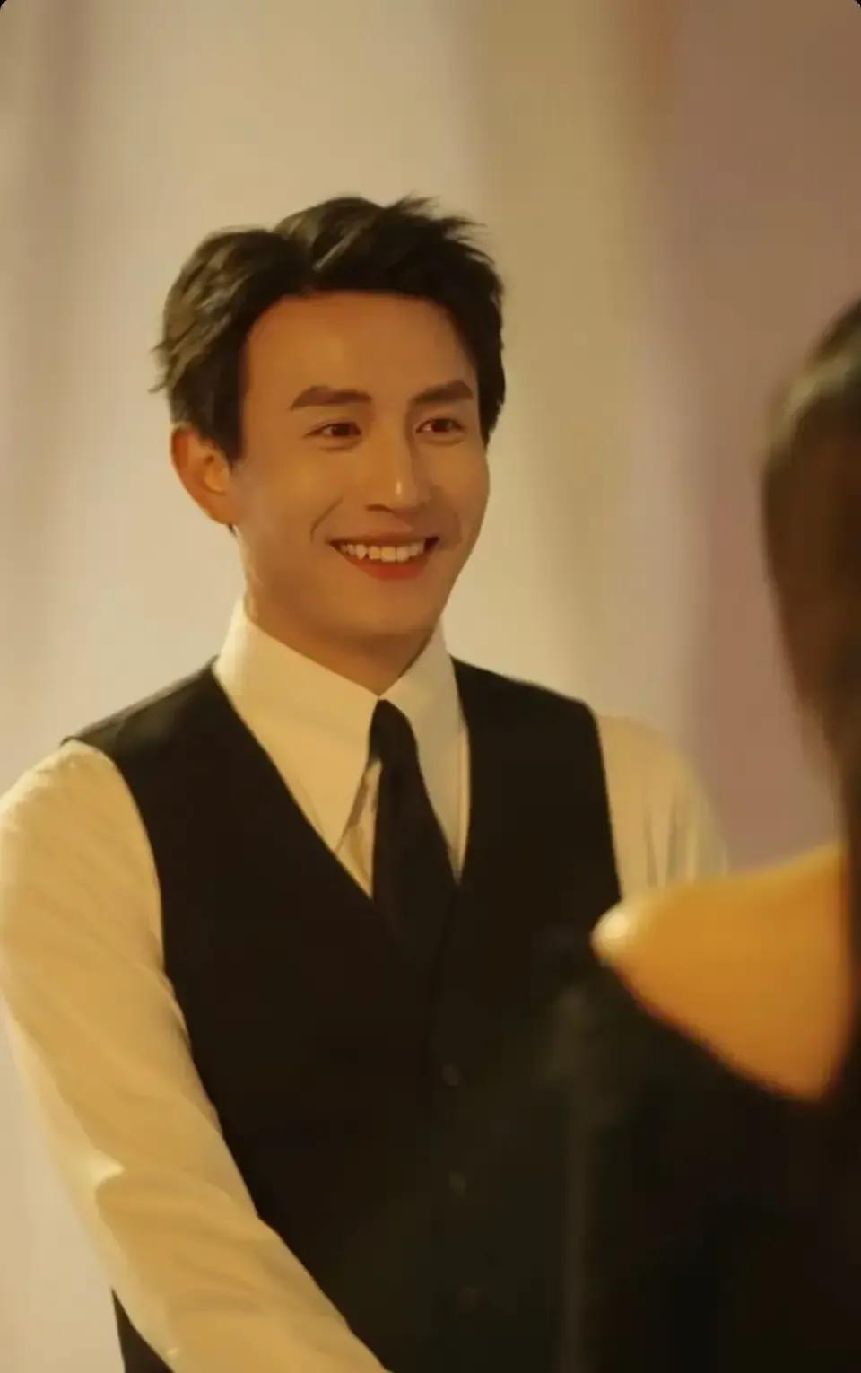 刘萧旭出席品牌活动，冷脸西装照一出，评论区集体喊霸总。下一秒他咧嘴笑，镜头拉近