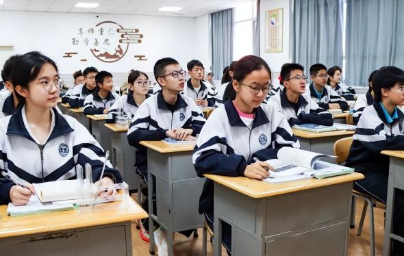 教育可能要变了，2026年初中生人数达顶峰，取消中高考早晚的事？教育这件事，眼