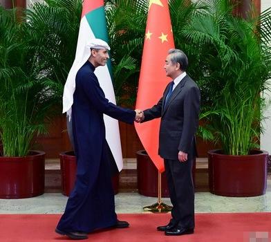 很多人看这条新闻，只看到了中国和阿联酋之间的友好会谈。但你有没有注意到一个细节：