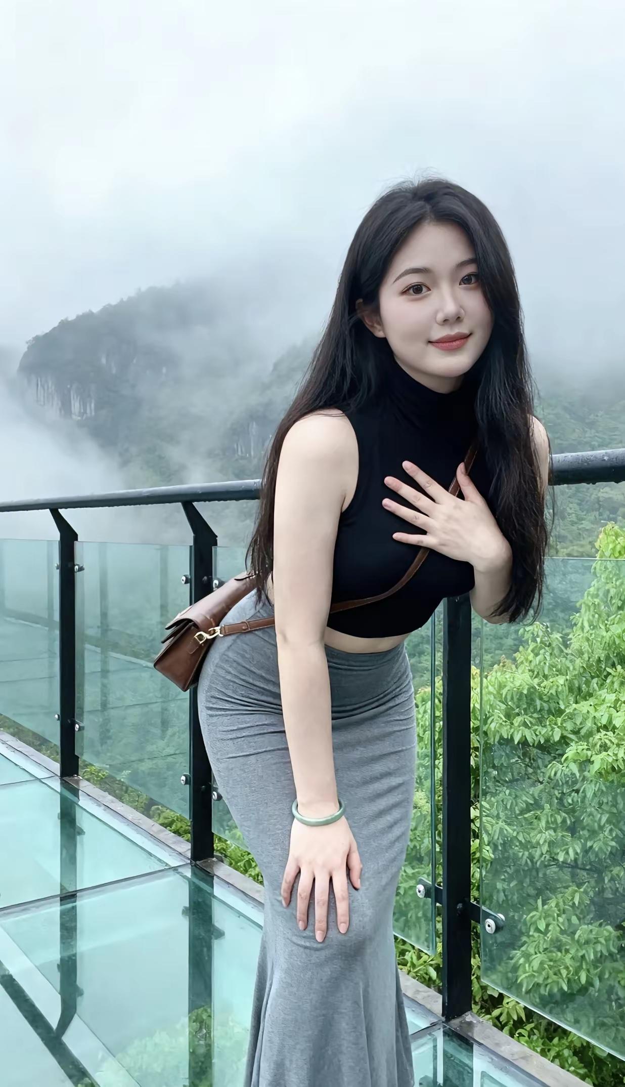 雾中仙境，少女轻倚栏杆，悠然自得。