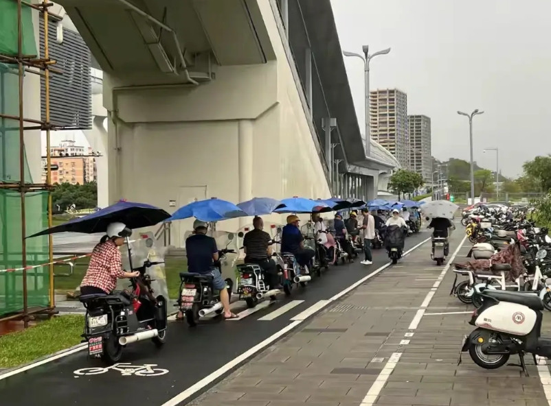 深圳坪洲，摩的打人之后，宝安很多摩的揽客，开始变得规矩起来了，集体在地铁口排队接