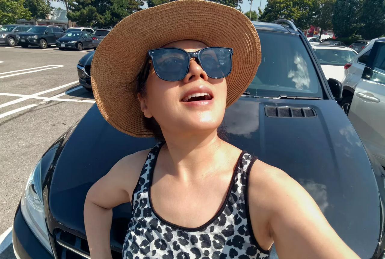 她倒是和江珊一样聪明，虽然定居在加拿大，却经常回国拍戏赚钱，两头跑！她也是无奈，