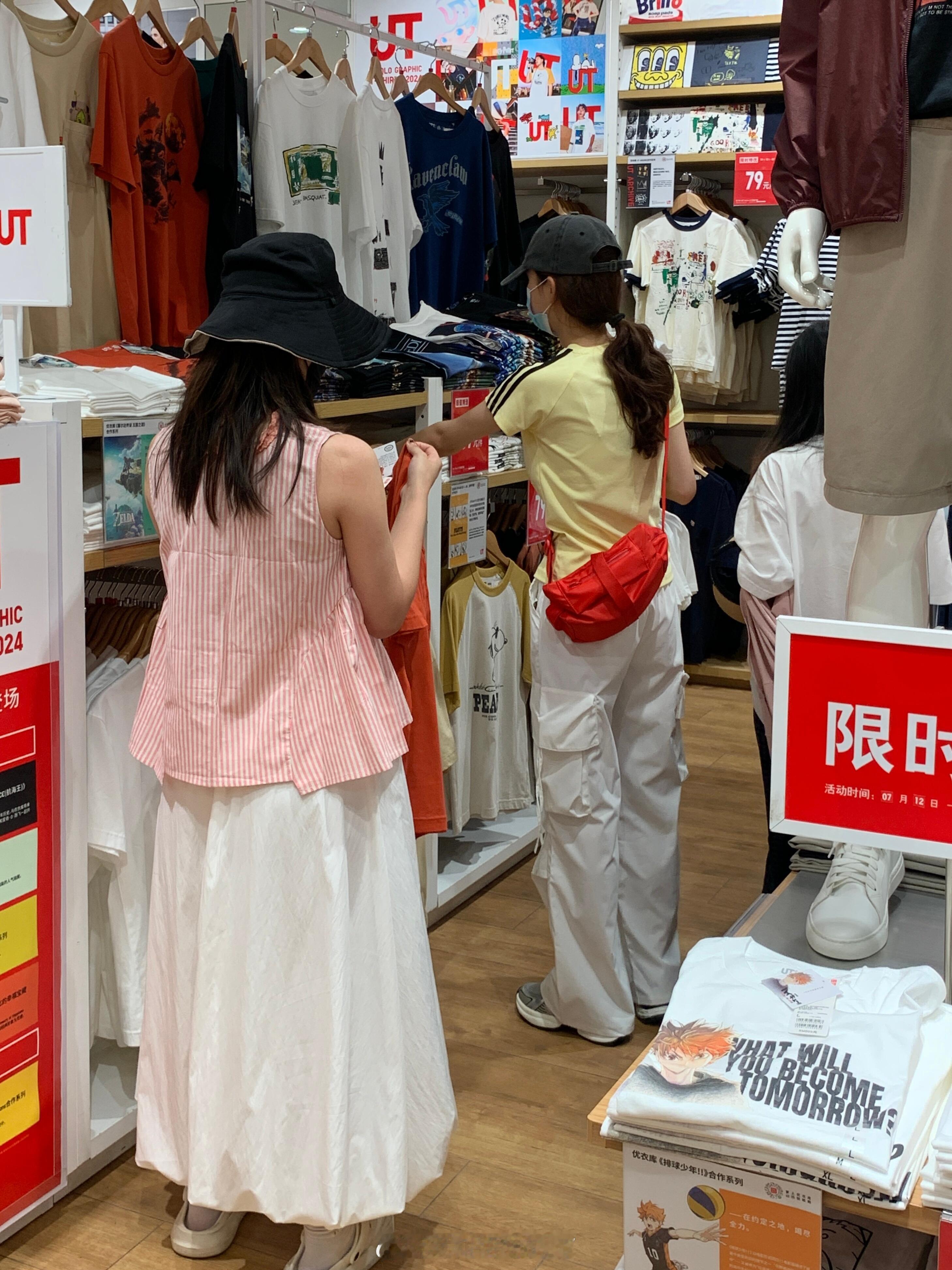 不是哥们？工装裤也能穿出甜美风？？在优衣库看到一个小姐姐穿的白色工装裤，版型好好