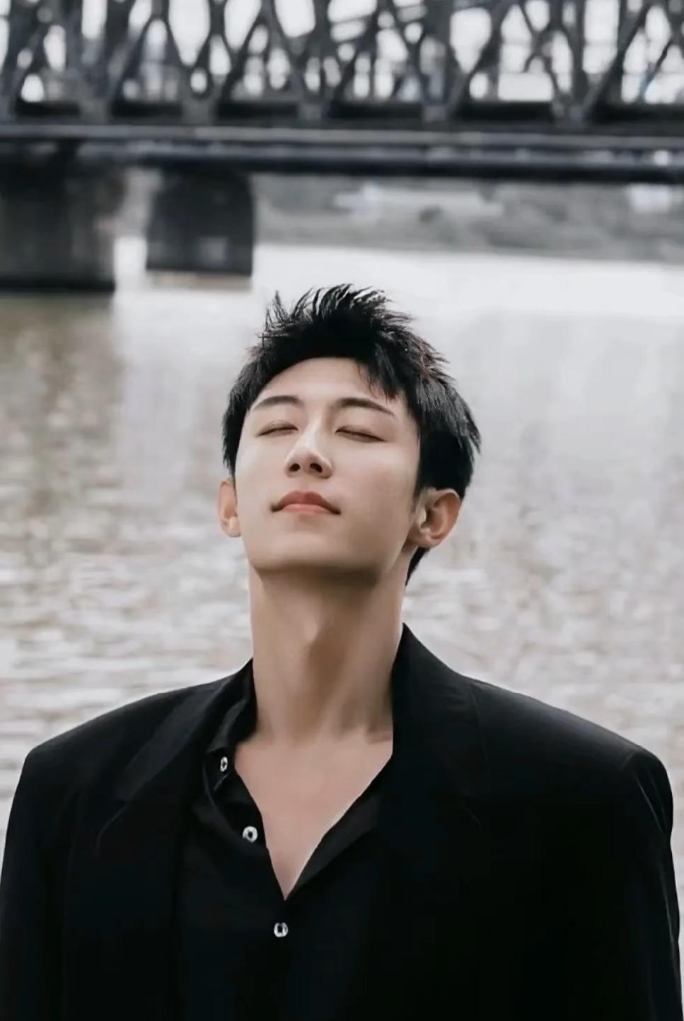 网友评选九位适合出演《早春晴朗》luke的男演员，你觉得谁最适配？1️⃣黄景瑜