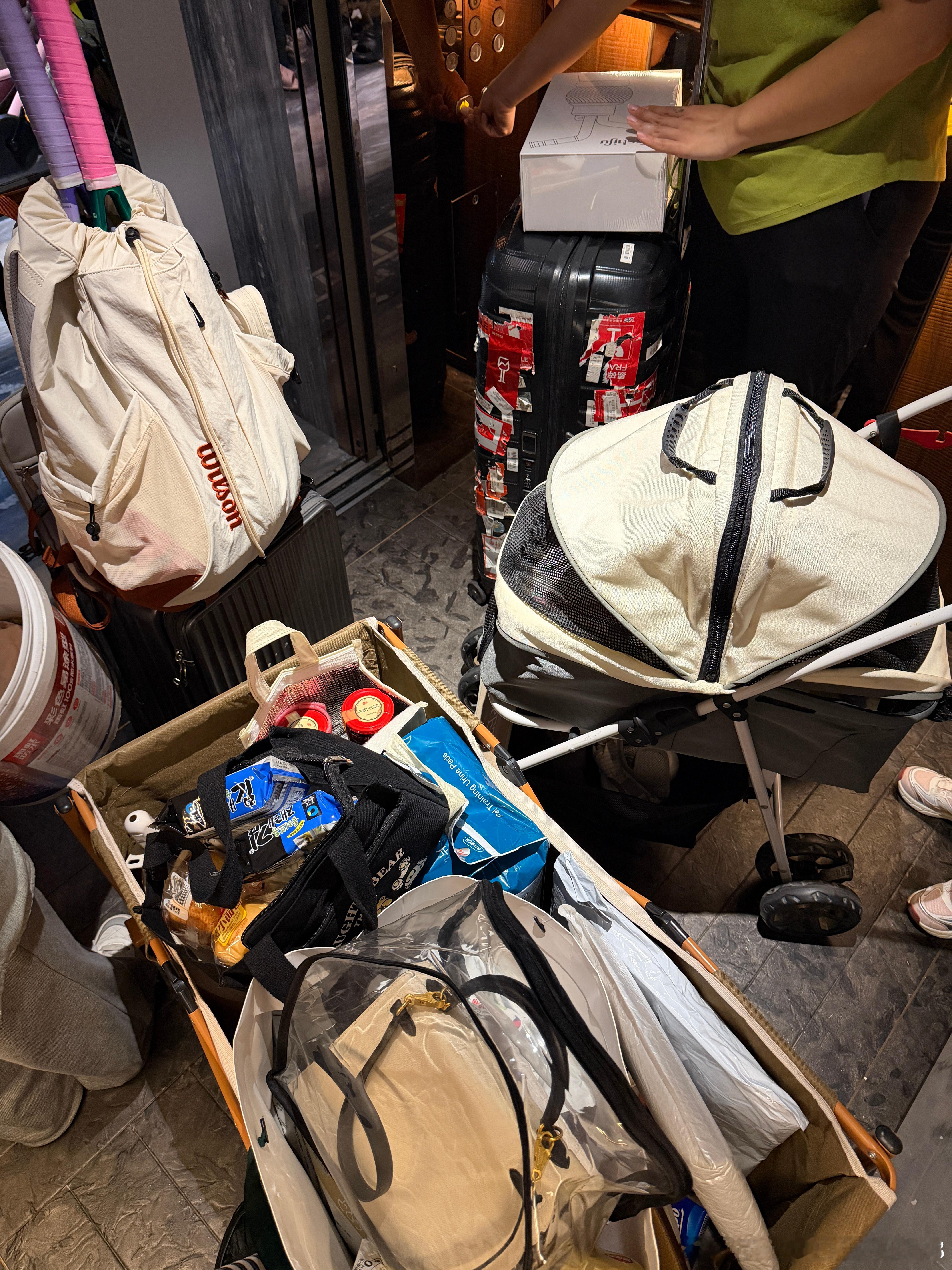 拖着大包小包回南京咯​​​