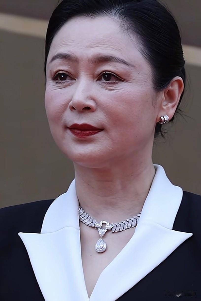 直到今天看到陈凯歌大导演老婆的脸，我决定再也不抹粉了，同时对自己的容貌也不再难为