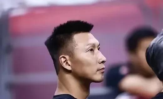 如果说此前央视体育频道放弃播出易建联专访还令外界有些疑惑的话，刚刚《人民日报》除