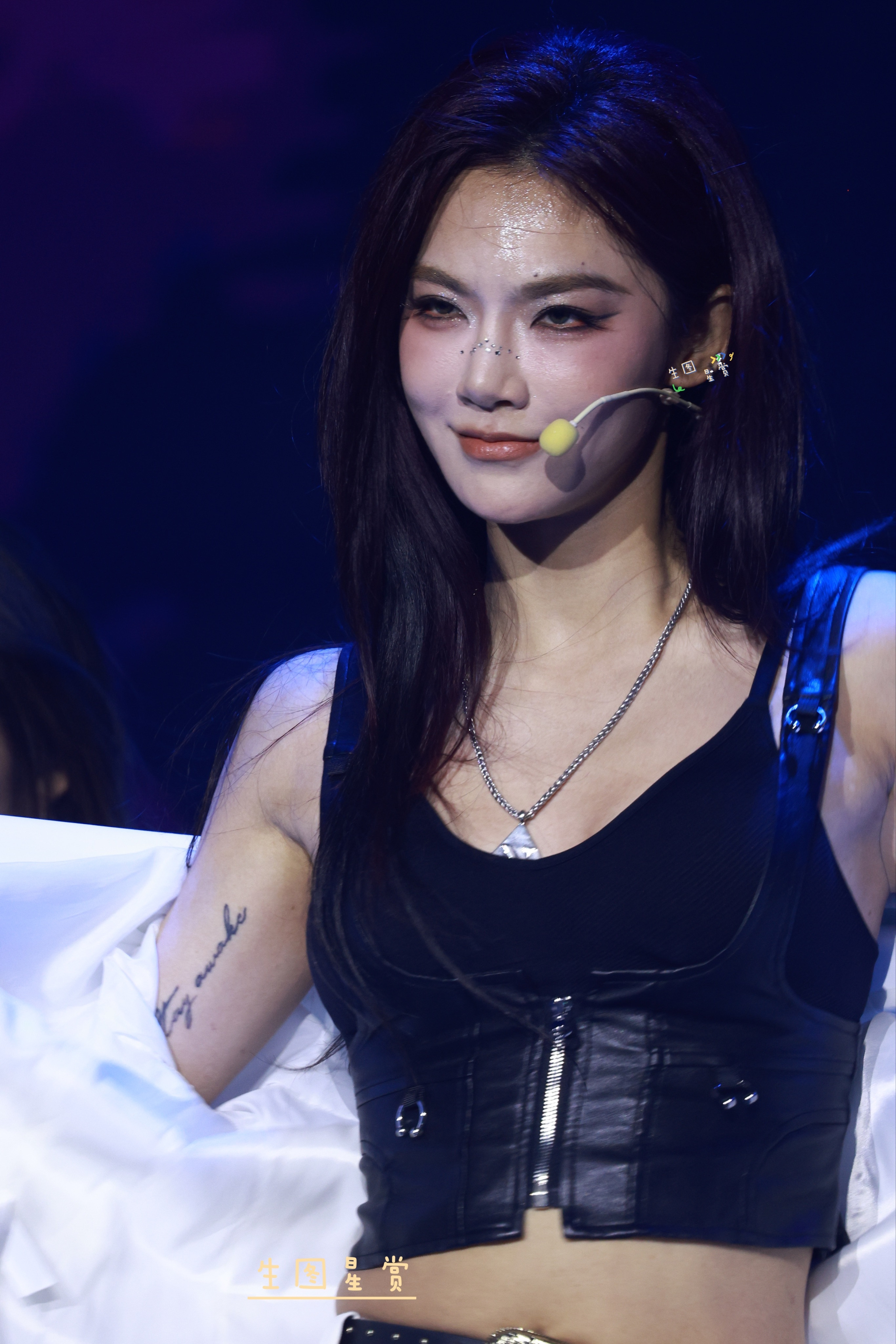 曾可妮广州见面会舞台表演轻松驾驭任何风格的辣妮子曾可妮真的很可以见面会曾