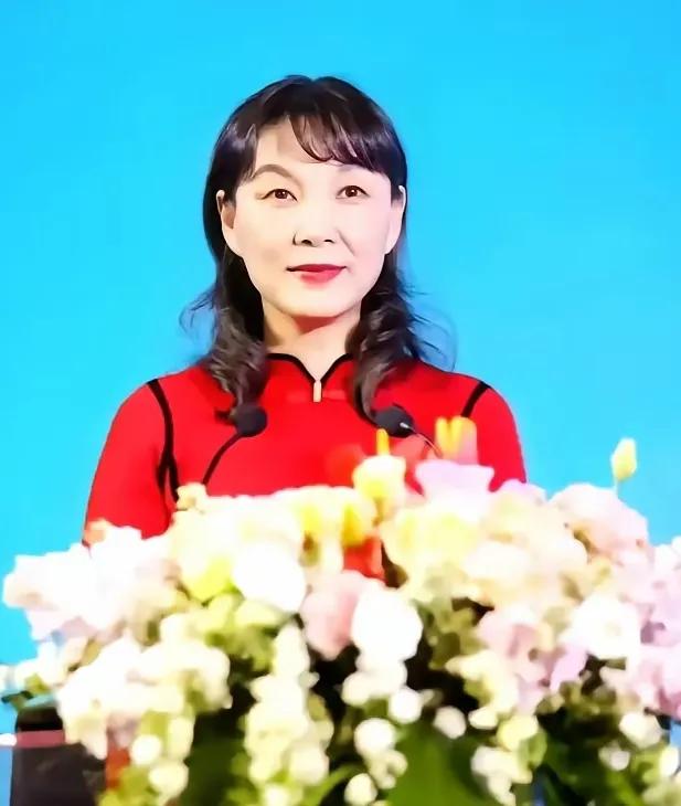 相由心生，二房杜建英一看就是就不是一个善茬，尤其是那两只眉毛，虽然长得其貌不扬，