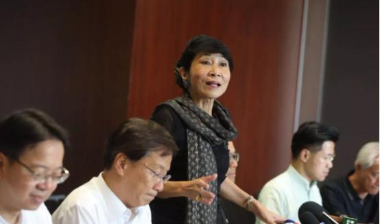 ☁2017年的香港立法会宣誓环节中，会议员毛孟静竟敢当众拒绝唱国歌，并表示