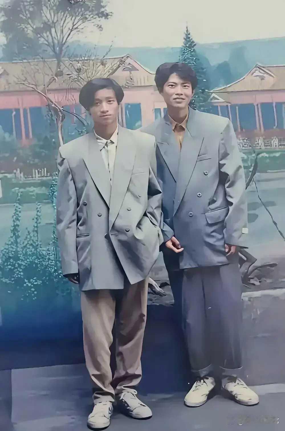 当年的西装革履，现在看着怎么这么土[呲牙笑]