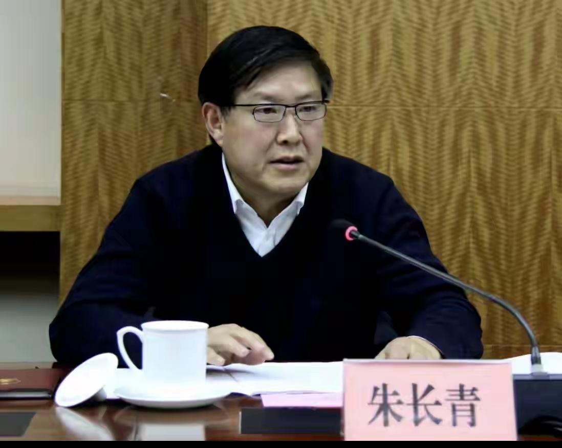 朱长青今日落马。朱长青是改革开放后第二批全日制大学生，1982年毕业直接任乡