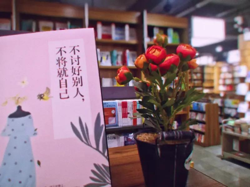 “既不小看别人，也不小看自己”，这话太对了。就像司马迁，身受宫刑后没有一死了之，