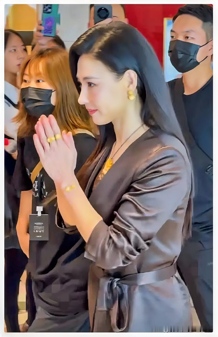 朋友私下见过张柏芝，她说大家都看错了，张柏芝真人根本不长电视里那样，而且她还