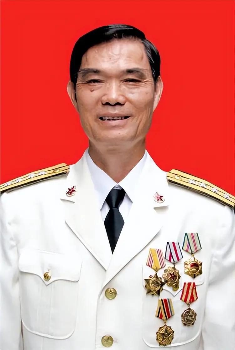 麦贤得，男，1945年12月出生于广东省潮州市饶平县汫洲镇一个船民家庭。1964