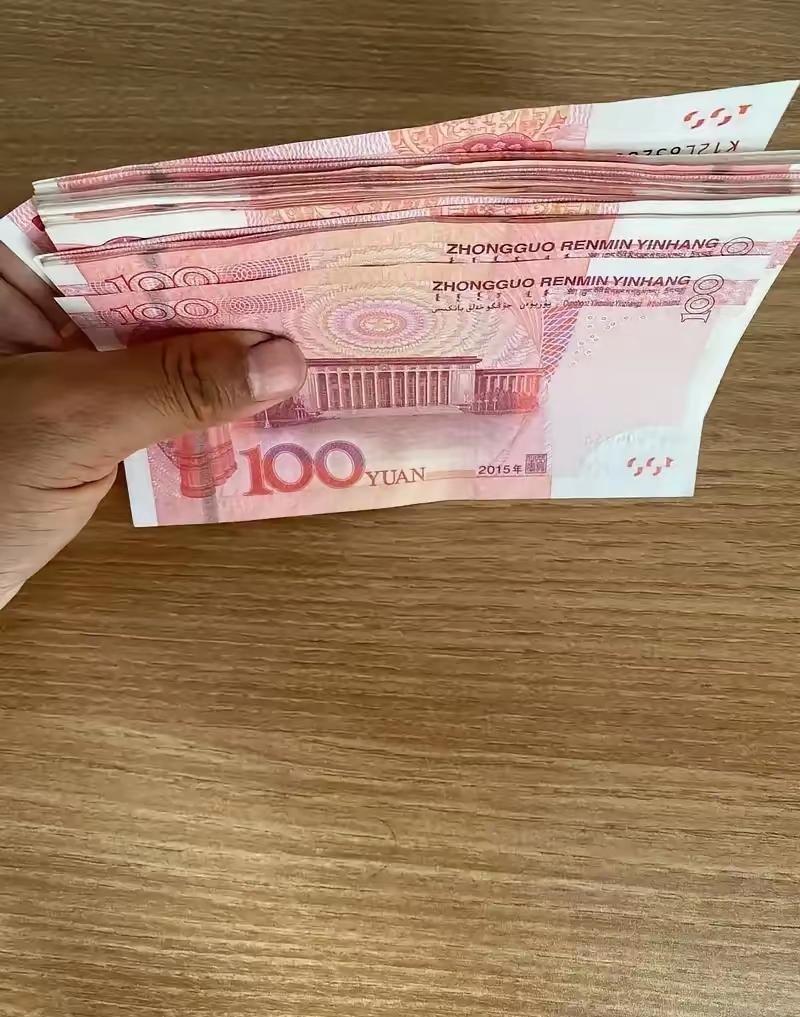 我每个月给嫂子2000块，她负责照顾我妈，我负责出钱，可是嫂子非常节俭，菜也是简