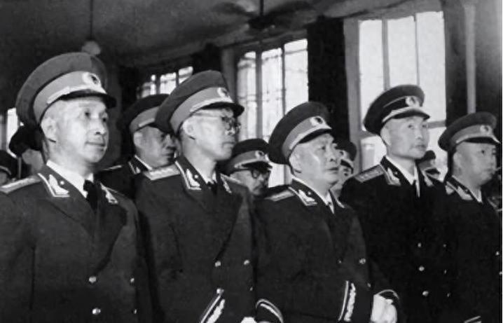 毛主席三次重用一位开国大将，这位将军晚年坦言：毛主席的高明无人能及！1942年
