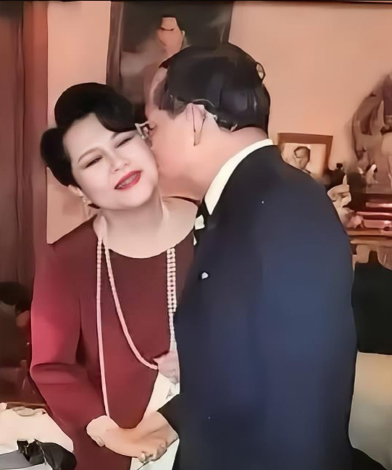 诗丽吉是全球最幸福女性，婚姻甜蜜福寿双全诗丽吉兼具王室与育坤家族双重血脉，继承