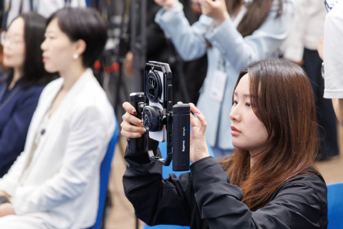 博鳌论坛：记者们手里的vivoX300Ultra＋兔笼＋影像套装2026博鳌