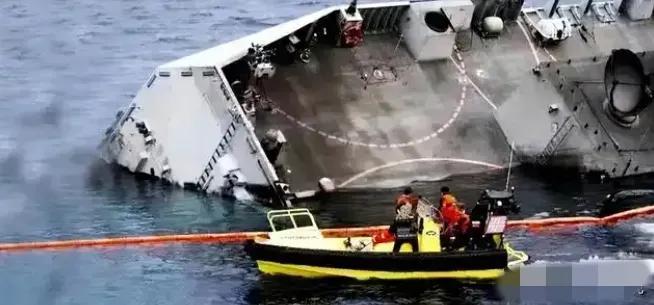 1993年，中国科考船遭“银角号”暴力撞击，拦腰折断沉入大海，船内的107名科考