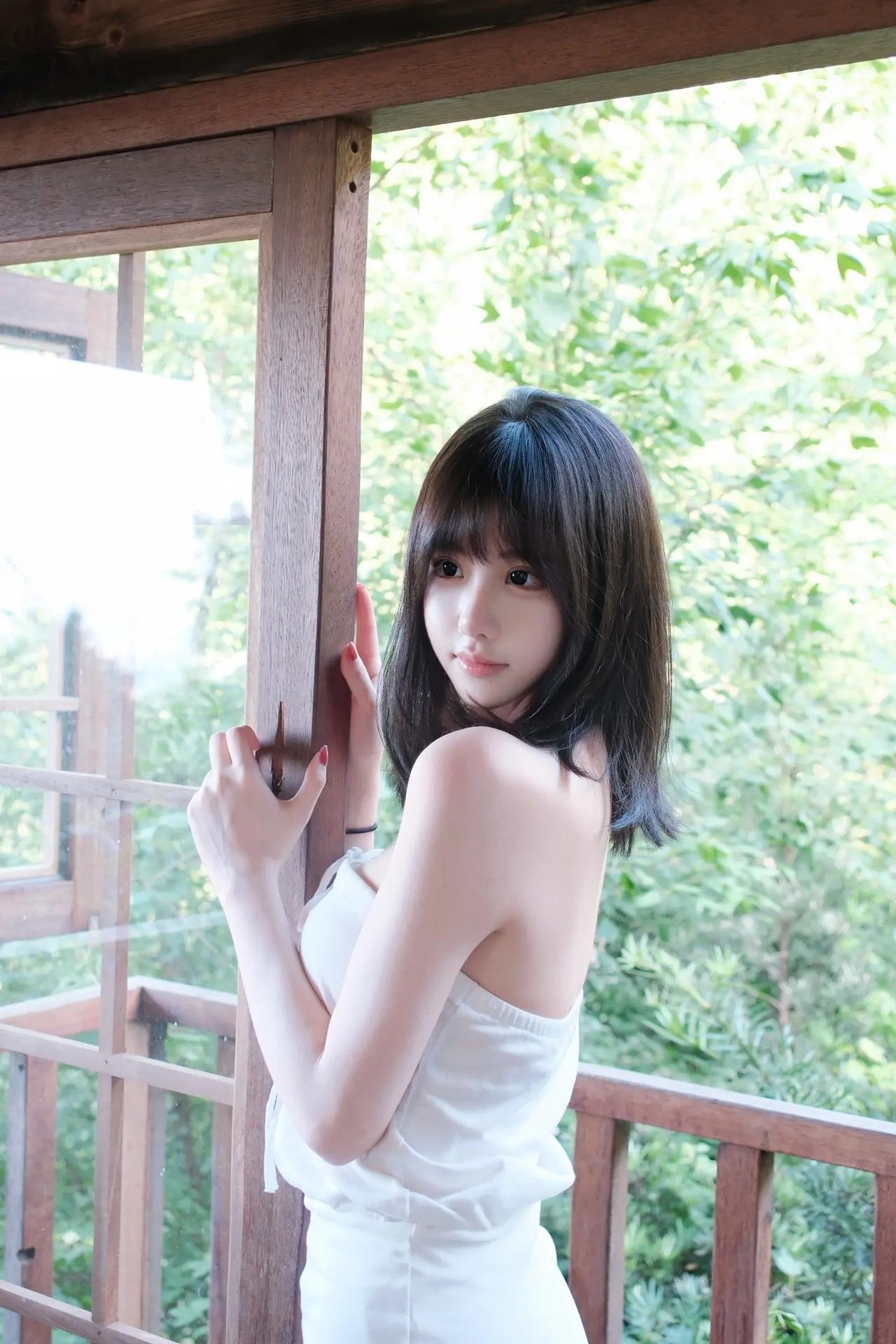 窗外的绿色，屋内的白色，自然而平静。