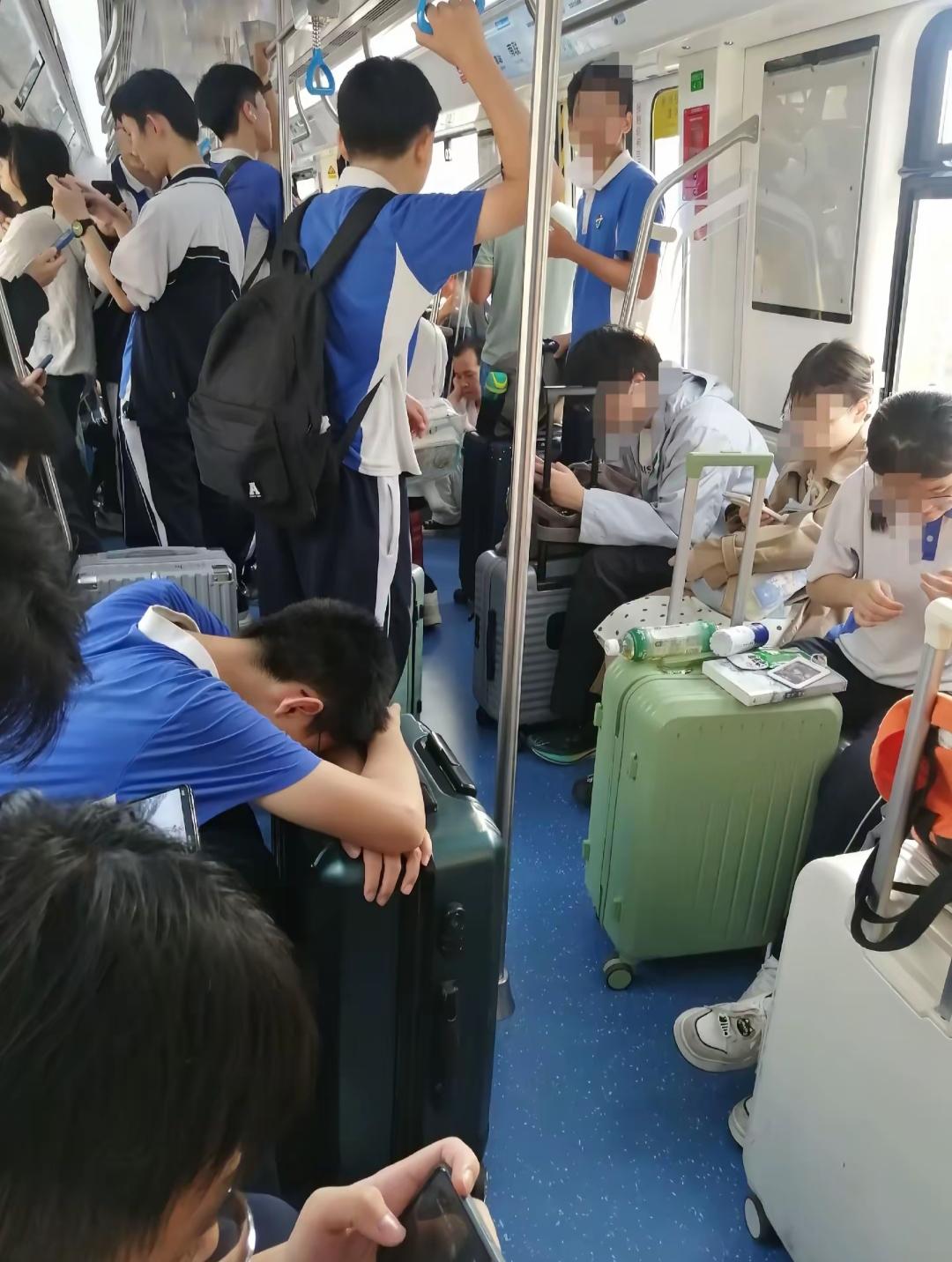 上小学的儿子突然问我：老妈！你知道深圳每个阶段学生的理想的标配是什么吗？