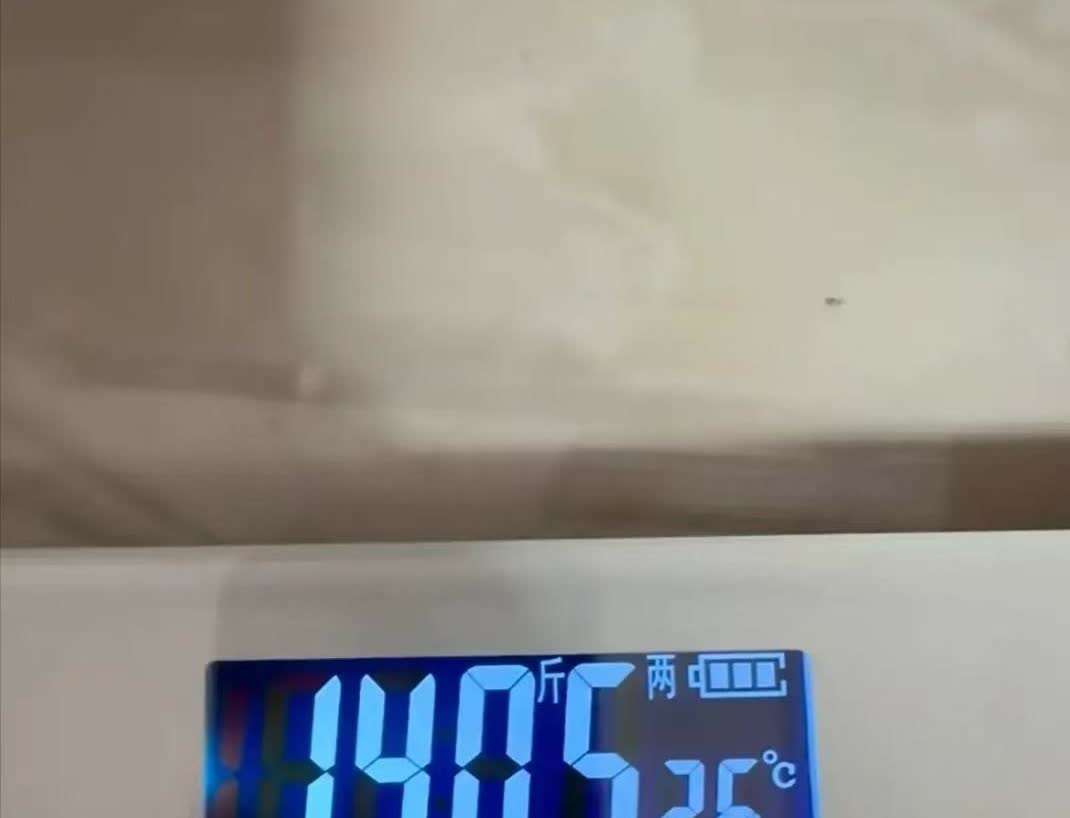 北京，有一名女子，为了减肥，每日仅食用早饭与午饭，晚餐则不吃，要是晚上感觉饿了，