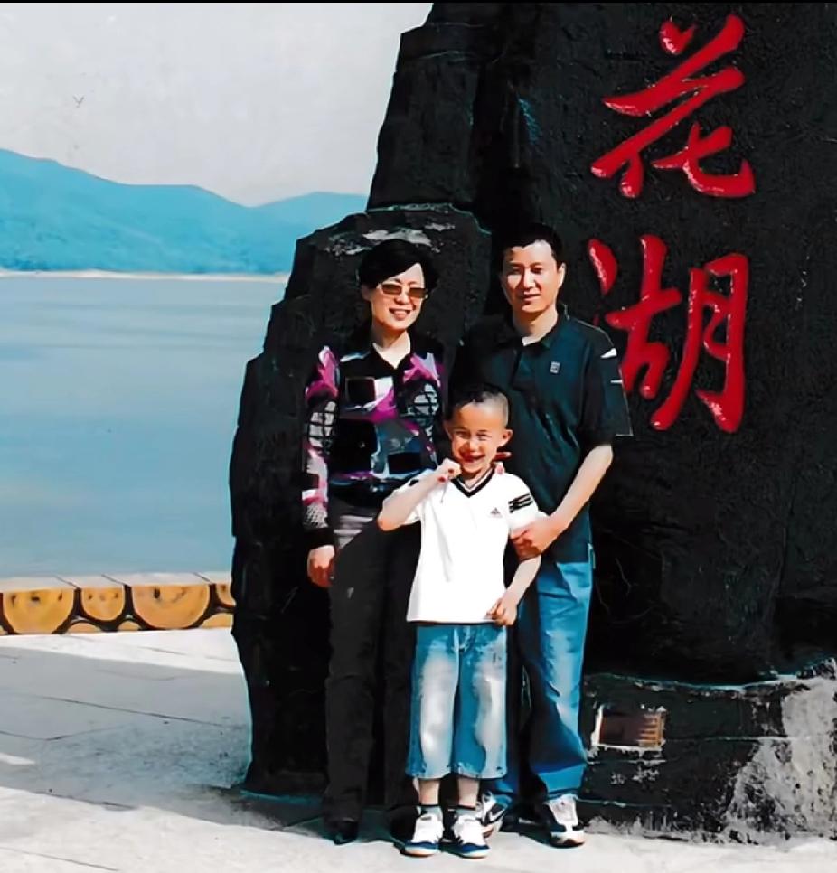 王楚钦与父母的温馨时光：从花湖童年到如今，家庭温暖伴成长看王楚钦和父母的合