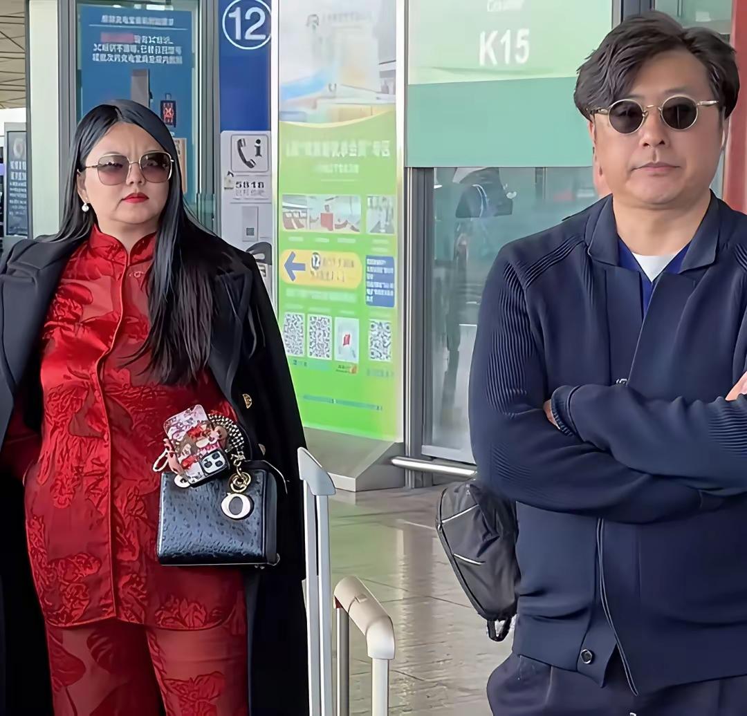 李湘这状态，真是把“富态”俩字演活了。机场被拍的照片里，她那身肉看着就透着